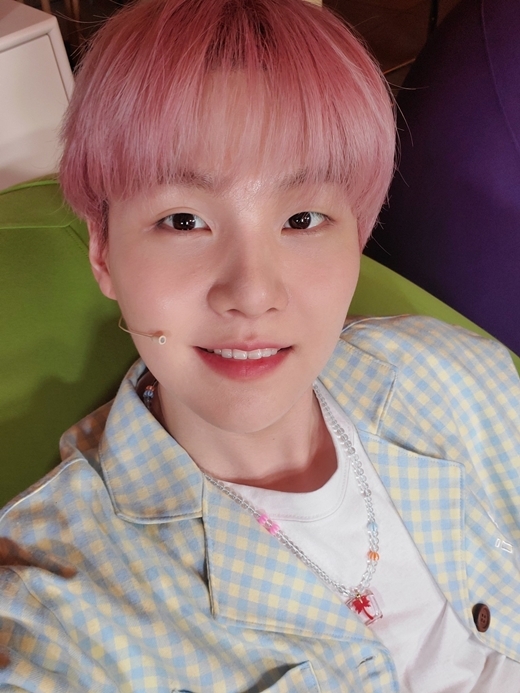 Group BTS member Suga surprised Ami (BTS fandom name) with fresh smileOn the 27th, Suga posted an article and a photo called PinkPink through the official BTS Twitter Inc. Inside the photo, he smiled at the camera.Suga boasts a flawless Skins and creates a bright atmosphere: a lovely visual and a pink hairstyle that is admirable for its chalk.The netizen who saw this responded such as I can never lose the finger gloss, It is so cute and lovely and Skins what is going on ... it seems more smooth than the egg.Meanwhile, BTS, which Suga belongs to, is showing a remix version of Butter, featuring Megan Thee Stallion.
