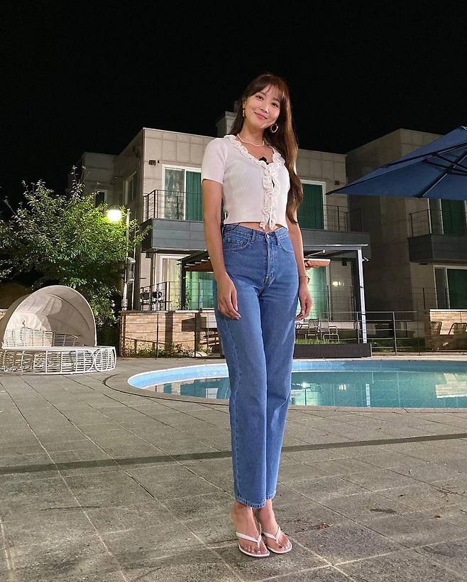 Actor Oh Yoon-ah flaunts perfect Blue jeans fitOn August 27, Oh Yoon-ah posted several photos on his instagram.Oh Yoon-ah, wearing a white top and blue jeans in the public photos, reveals the perfect proportion.Oh Yoon-ahs solid body and innocent beauty capture the eye.The netizens who watched the photos responded that they were too beautiful, Wannabe body and an atmosphere big hit.Oh Yoon-ah, who made his debut in the first cyber racing queen contest in 2000, is active as an actor.Oh Yoon-ah confessed to Son Min that he had a Journal of Autoism and Developmental Disorders and received many peoples support.Oh Yoon-ah also moved into a detached house for Son.Meanwhile, Oh Yoon-ah stars in JTBCs new drama Flying Butterfly.