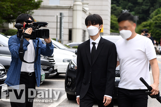He admitted all of his Drug allegations to the group Icon-born singer Mamdouh Elsbiay (25, Kim Han-bin) who was accused of Drug and bowed his head; prosecutors sought prison sentences.The 25-3 Criminal Department (I) of the Seoul Central District Court opened its first Trial date on the 27th, for alleged violations of the law on the management of Drugs by Mamdouh Elssbiay.On the day, Mamdouh Elsbiay appeared with his lawyer in a black suit.Also in the courtroom was Mamdouh Elsbiays father, who attended the trial and watched his sons trial.The prosecution asked the court to order the defendant to three years of Imprisonment and 1.5 million won in surcharges.I made a very stupid mistake in the past, said Mamdouh Elsbiay. I lost a lot of excuses to say that my thoughts were short, and my mother, father and brother broke the hearts of many people.I want to live with my reflection and look back on me, said Mamdouh Elsbiay. I hope you will have a chance to live as a person who can be forgiven while keeping up your strength and mind.Mamdouh Elsbiays father, who attended the court together, also got a chance to speak and said, I am reflecting on all the family members of Han Bin.Mamdouh Elsbiay was handed over to trial in April-May 2016 for buying LSD, a type of cannabis and drug, through an acquaintance, A, and for some medication (violating the Drug Control Act).In the aftermath, Mamdouh Elsbiay withdrew from Group Icon, and YG Entertainment, a subsidiary, terminated its exclusive contract.The court is set to issue a first-trial sentence for Mamdouh Elsbiay on the 10th of next month.