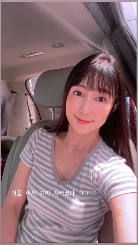 Sayuri shared a picture on his Instagram   Story feature on the 26th.The photo showed Sayuri taking a Selfie in the sunshine in the car. Sayuri, who boasted clean skin, laughed with the candid phrase I used the application and disappeared.Sayuri, meanwhile, is a voluntary non-married mother who has been raising her son alone since giving birth to her son last year. He is also appearing with his son in KBS 2TV entertainment Superman Returns.Photo: Sa Yu-ri Instagram  