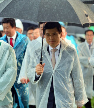 2015년 황교안 당시 국무총리가 우산을 들고 ‘순천만정원 국가정원 지정 선포식’ 행사장을 떠나는 모습 (사진=뉴시스)