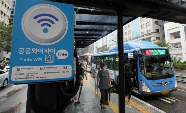 24일 오후 서울 강남역 인근 한 버스정류장에 공공와이파이가 설치돼 있다. 서울시는 시민 통신비 부담 완화를 위해 승차대가 설치된 2,340개 버스정류장에 공공와이파이 구축을 완료했다고 밝혔다. 뉴스1