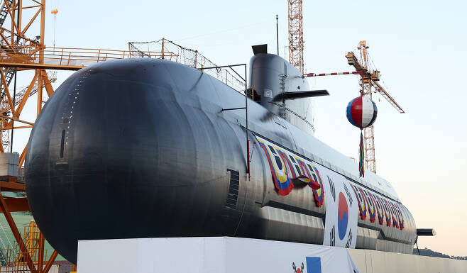 2020년 11월 10일 진수한 장보고-Ⅲ 배치-Ⅰ 2번함 안무함. 한국은 300t급의 장보고-Ⅲ 배치-Ⅰ 잠수함을 독자적으로 설계하고 건조하면서 한국형 핵잠 개발 능력을 키웠다. 대우조선해양