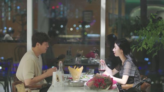 Ive never had this kind of atmosphere before—Dolsingles Bae Soo-jin is thrilled with Choi Jun-hos surprise flower proposal and emits heart eyes.In the 8th MBN Dolsingles episode, which airs at 9:20 p.m. on August 29, the last story of the cohabitation of Bae Soo-jin X Choi Jun-ho, a Compliance Couple, who was living together with his four-year-old son Rae Yun and Ian Gun, will be unfolded.On the morning of the last day in the house, the two take Layun and Ian to their own day care center and meet the childrens farewell.The two people who came home quickly organize the childrens goods, and then reveal the mood that has become hotter in the time of the two who have come for a long time and enthusiastically enthusiastic about 4MC.After the evening, the two go on a last date, and Choi Jun-ho presents flowers on the spot to Bae Soo-jin, who said, I have never received flowers.In addition, Bae Soo-jin expressed his excitement that he likes this so much and the first atmosphere he is born on the romantic dating course prepared by Choi Jun-ho.Attention is drawn to whether Choi Joon-hos last criticism, which shot his taste perfectly, moved the mind of Bae Soo-jin before the final selection.Bae Soo-jin X Choi Jun-ho, who escaped from the child-rearing war for a long time, enjoyed the last time of the two and talked deeper, the production team said. Will two people who received great support from fans through the meeting of Single Mom and Single Daddy be able to achieve a happy ending, and watch a movie-like final date?9:20 p.m. Broadcast. (Providing a preview = MBN)