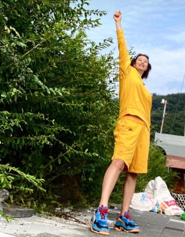 Actor Kim Hye-soo showed off her cute charmKim Hye-soo shared a picture on her Instagram account on August 28 with a yellow heart emoji.In the photo, Kim Hye-soo, dressed in a yellow tracksuit of the top and bottom, is stretching one hand.Kim Hye-soo, who is particularly proud of her chick-like visuals, has a bright smile on her face.Actor Yoon So-yi, who saw this, left a comment saying, Im a friend of Wahhaha yellow Ivan; Kim Hye-soo replied, Yellow peck.Actor Lee Mi-Do also laughed by leaving a comment saying, Its like 190 keys.