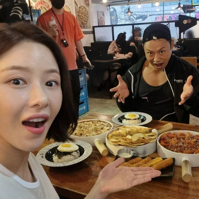 Sports trainer Yang Chi-seong enjoyed dinner with actor Park Ha-na.On the morning of the 29th, Yang Chi-seong posted a self-portrait taken with Park Ha-na on the gang SNS, saying, Park Ha-na, who was fed to you, is Boss in the Mirror at 5 pm today.Yang Chi-seong and Park Ha-na in the photo are looking at a large table of various foods and opening their mouths.The two of them were on a diet and stimulated the mouth of the viewers by foreshadowing Storm Mukbang with dishes they had not eaten.Meanwhile, the special relationship between Yang Chi-seong and Park Ha-na will be revealed on KBS 2TV Boss in the Mirror which is broadcast today (29th).Park Ha-na, a 19-year-old luxury actor who shows off his acting in various dramas, has been a student of Yang Chi-seong since 2013.Park Ha-na is known to have found Yang Chi-seong to learn exercise that can be done anywhere because he lacked time to exercise while going on weekend drama shooting.In particular, Park Ha-na suddenly poured tears during a conversation with Yang Chi-seong and confessed, There was always something in my mind. Yang Chi-seong, who was also caught in the video in the studio, was also said to have been unable to forget the words properly.Yang Chi-seong SNS