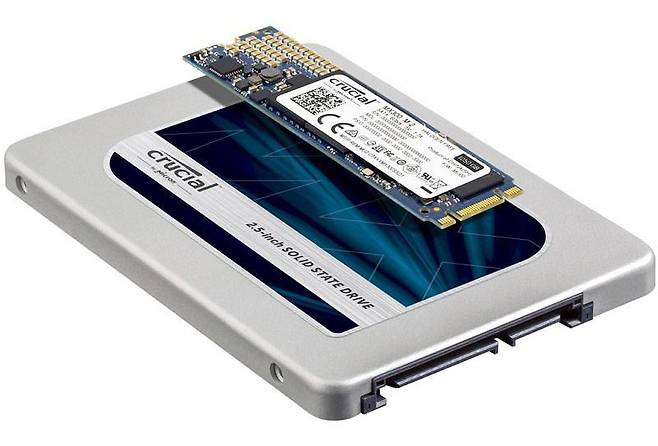 M.2 규격의 SSD(위쪽)와 2.5 인치 SATA 규격의 SSD(아래쪽)