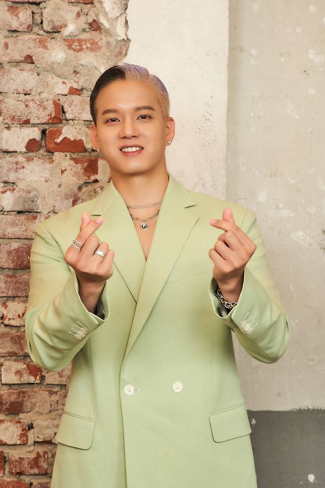 Peniel Shin showed off her unique hairstyle.Peniel Shin made a special greeting at the online showcase commemorating the release of the BtoB special album 4U: OUTSIDE on August 30th.Peniel Shin showed off a hairstyle dyed in half-and-half different colors; Peniel Shin said, You cant recognize it because you grow your hair.Now, Pomad is also possible, he said, attracting attention.Peniel Shin confessed to hair loss in 2016 and collected topics.