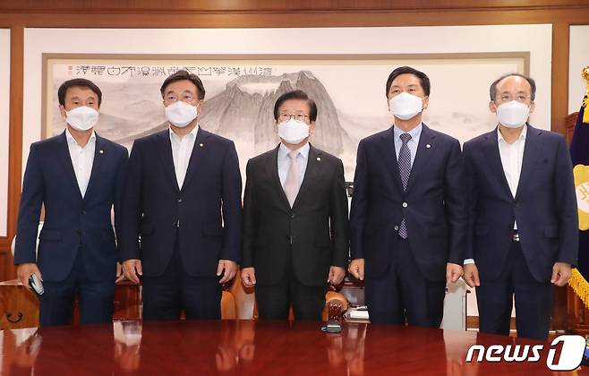 윤호중 더불어민주당 원내대표와 김기현 국민의힘 원내대표가 31일 오전 서울 여의도 국회의장실에서 박병석 국회의장 주재로 회동하기 전 기념촬영을 하고 있다. 왼쪽부터 더불어민주당 한병도 원내수석부대표, 윤호중 원내대표, 박병석 국회의장, 국민의힘 김기현 원내대표, 추경호 원내수석부대표. 2021.8.31/뉴스1 © News1 구윤성 기자