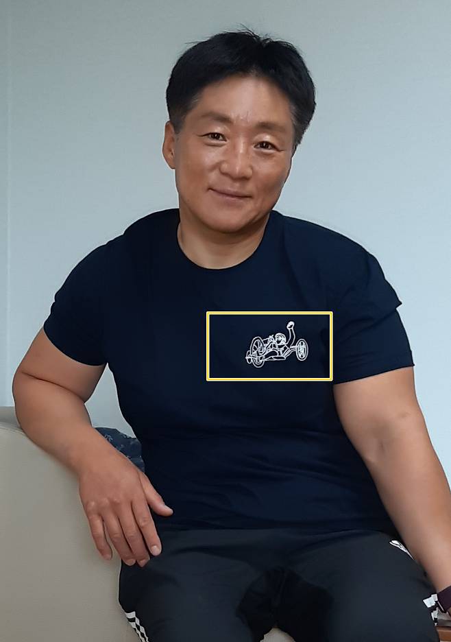 이도연이 세 딸들에게서 받은 핸드사이클이 그려진 응원 티셔츠를 입고 있는 모습./이도연 가족 제공
