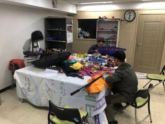 서울 동작구 우산 무상수리센터에서 직원들이 우산을 고치고 있다. 동작구는 지역 공동체 일자리 사업의 일환으로 우산 수리 사업을 해오고 있다. 동작구 제공