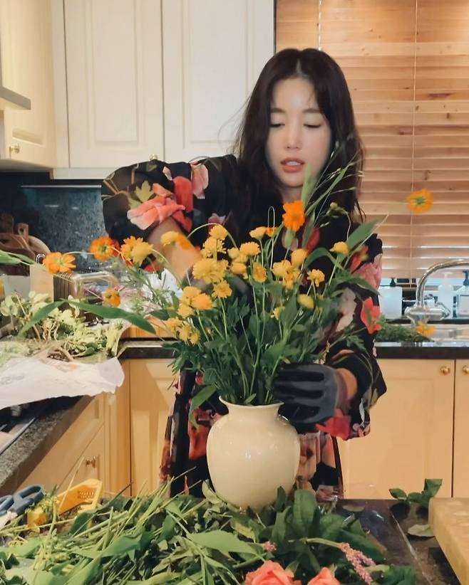Actor Ki Eun-se shares routine buried in flowersKi Eun-se posted several photos of herself on her personal SNS on August 30.Ki Eun-se in the photo is surrounded by numerous flowers in a flower pattern dress.Ki Eun-se, along with the photo, said, Oh, its been a while, flowers. Flower viewing today. Too many.I also enjoyed watching the flower at home.