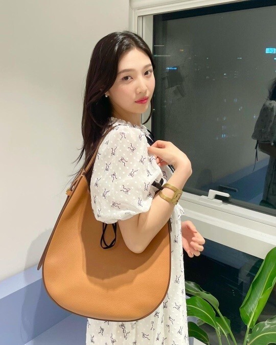 Joy posted a photo on Instagram on Wednesday with a heart-shaped emoji, in which Joy looks at the camera in a One Piece.The netizen who saw this commented on A Beautiful Mind, My sister is lovely and I am good with One Piece.Meanwhile, Joy made his debut with the girl group Red Velvet in 2014 and became popular with hits such as Red Taste and Picabu.On the 16th, he made a comeback with his new mini-album Queendom on Red Velvet. He recently admitted his devotion to singer Crush.