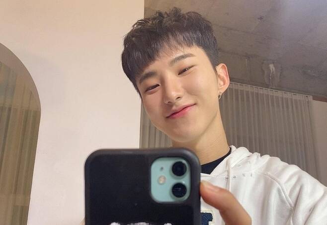 Seventeen Hoshi became a baby tiger.On the 31st, Hoshi posted several photos on his Instagram with an article entitled I cut my hair short.Hoshi in the photo shows her short cut hair and smiles beautifully. Short Hair, which is combined with immaculate skin, made him a charismatic perfunctory baby tiger.Hoshi also boasted a brilliant visual with a warm two-shot with member Vernon, who admired the comments such as Pretty, Horange Hosing is cute, It is handsome.On the other hand, the group Seventeen (SEVENTEEN) to which Hoshi belongs, JTBC In the SOOP SEVENTEEN ver.He released the first episode.