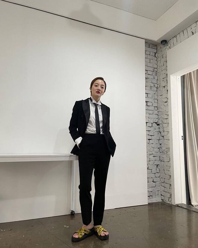 Hwang Bo Ra posted a picture on his Instagram on the 31st with an article entitled # Dali and Gamja-tang # Yeomiri # Travel Secretary # Idol Suitfit # Poster Shooting # Expect the Fatal Suit of Yeomiri.In the open photo, Hwang Bo Ra is staring at the camera while posing in a suit.Hwang Bo Ra has drawn attention with her neatly turned hair and charismatic suit fashion.The delightful recent situation of Hwang Bo Ra wearing slippers in a suit caught the attention of the viewers.Hwang Bo Ra is a son of Actor Kim Yong-gun and is in love with Cha Hyeon-woo, the younger brother of Ha Jung-woo.Hwang Bo Ra will appear on KBS 2TV drama Dary and Gamja-tang which will be broadcast on September 22nd.Photo: Hwang Bo Ra Instagram