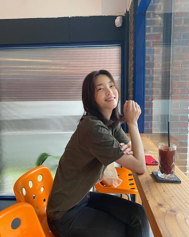 Ji E-Suu posted a picture on his instagram on the morning of the 31st with an article entitled English Vinglish.In the open photo, Ji E-Suu poses in front of a coffee in a cafe, and his bright expression, which smiles at the camera, attracts the attention of viewers.Ji E-Suu (real name Park Ji-su), who was born in 1991 and turns 30 years old, made his debut as Model in 2011, and has been working as an Actor since 2015.He is a member of FC Acgenista of SBS The Girls Who Strike and is about to air the iHQ nations Drama Desire.Photo: Ji E-Suu Instagram