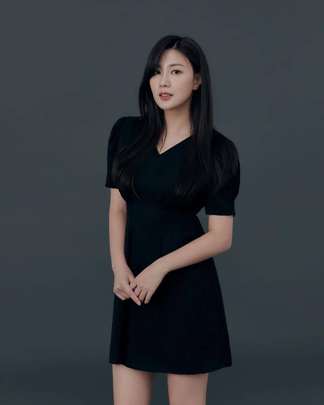 Group Apink member Oh Ha-young released a new profile photo and focused attention on netizens.On the 31st, Oh Ha-young posted several photos of the personal Instagram, adding related hashtags without any comment.Oh Ha-young in the public photo is a picture of a black dress, especially his beautiful features and perfect body line, which attracted the viewers admiration.The netizens who saw this were various reactions such as elegant, so pretty, pretty and beautiful and too beautiful.iMBC  Photo Source Oh Ha-young Instagram