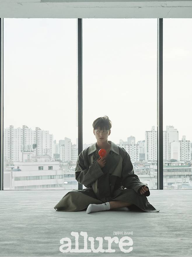 Actor Lee Hyeonwuk has released a picture with the magazine Allure Korea.Lee Hyeonwuk directed in James Dean style, not just a simple and stylish look with basic items such as shorts and shorts at the shooting scene, and then another cut showed a strange and dandy look by matching socks to a trench coat.Lee Hyeonwuk at the shooting scene was the back door that overwhelmed the atmosphere of the filming scene by taking various poses with perfect style of all costumes in his own style.In an interview with the pictorial, Actor says that the most important thing is the eyes. Asked if he believed in the power of his eyes, he said, I wonder how those who see it will feel.I think it might look a little sharp, because there is no one who feels any sense of heterogeneity or who sees it as a good charm. In the next Netflix drama The Bride of Black, There is a similar part to the previous roles, but the texture is different.I think I can be more free. He raised expectations for the Black Bride. iMBC  Photos Aloure