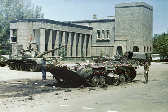 1978년 공산주의 세력의 쿠데타 이후 아프간은 지금까지 정치적 안정을 누리지 못하고 기나긴 세월을 전쟁에 시달렸다. 사진 위키피디아