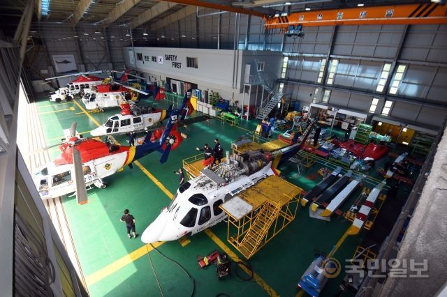 지난달 12일 20년 무사고를 자랑하는 인천 영종도 해경 항공정비대 격납고로 운용 시간을 다 채운 헬기가 점검을 위해 들어오고 있다.