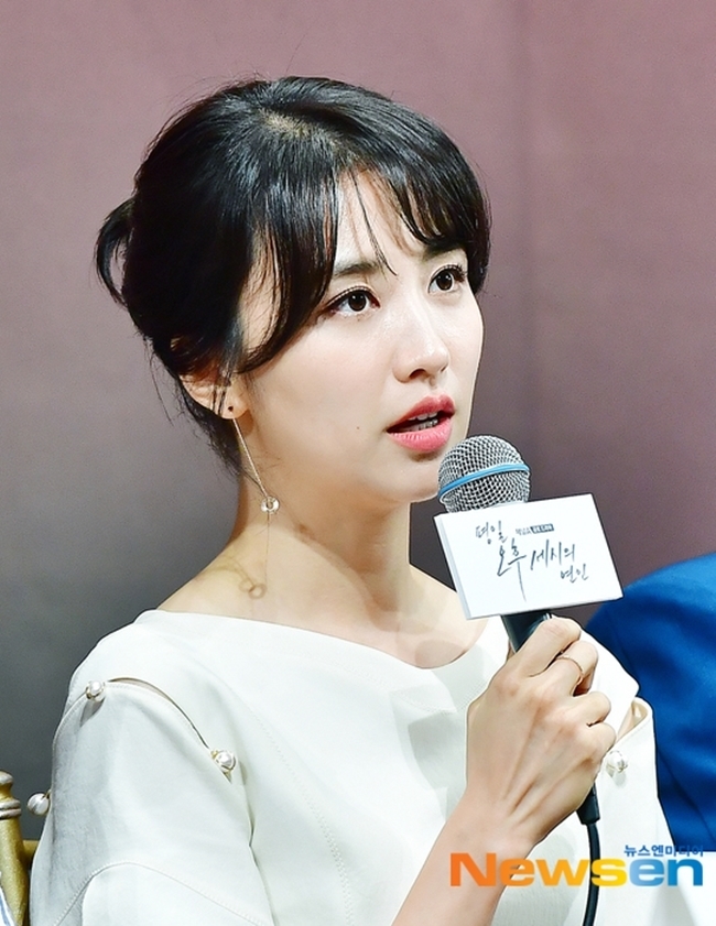 Actor Park Ha-sun has signaled a Hard-line response to a dissemination of false information about fake fisherman Kim.Keyeast Entertainment said, Park Ha-sun was introduced as a major official of the new management company from the former manager who left the company at the end of 2020 when he was worried about re-contracting due to the expiration of the contract period with our company.I have never had a personal meeting or private exchange with Mr. Kim since then, and there is no fact that he received any gift from Mr. Kim or earned financial benefits. We will firmly take legal action against Hannah Jeter with the principle of zero tolerance without any preemption or agreement for these illegal activities in order to protect our actor, Park Ha-sun, he said. We are in the process of legal proceedings on the YouTube channel, which has already spread false facts, on charges of violating the law on information and communication network Lee Yong promotion and information protection.Good morning, Keyeast Entertainment.We will inform you of our official position regarding Actor Park Ha-sun.Recently, misrepresentation and false facts about Park Ha-sun have been spreading indiscriminately through various online communities and SNS related to the case of fake fisheries worker Kim.We will inform you that we will take strong and strict legal action against those who correct the facts, create, distribute, and spread false facts, and undermine Park Ha-suns reputation.Park Ha-sun was introduced as a key official of the new management company by the former manager who left the company at the end of 2020 when he was worried about re-contracting due to the expiration of the contract period with our company, and the manager greeted Kim in the situation of Stradivarius.After that, Park Ha-sun clearly reveals that he has never had a personal meeting or private exchange with Mr. Kim.Also, there is no fact that Kim received any gifts or gained financial benefits.Nevertheless, unfounded rumors are being created, circulated, and spread through online community and SNS, as if Park Ha-sun had a personal meeting with money or gifts from Mr. Kim.It is a serious crime that violates the law on the promotion of Lee Yong and information protection of the information and communication network and defamation of the criminal law and it is possible to receive a criminal punishment such as imprisonment.To protect our Actor, Park Ha-sun, we will firmly take legal action against these illegal activities with the principle of zero tolerance, without any preemption or agreement.Legal proceedings are underway on YouTube channels that have already spread false facts on charges of violating the law on information and communication network Lee Yong promotion and information protection (honorable damage).We are also securing a lot of evidence of illegal activities through community posts and comments, and based on this, we will take all legal measures possible for Min Detective, such as filing a direct complaint and claiming mental and property damages sequentially for false facts dissemination.Please immediately stop any act that undermines the honor of Park Ha-sun, such as creating, disseminating, and spreading false facts and rumors.Thank you.