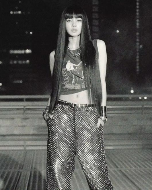 BLACKPINK Lisa gave a thrilling thrill with only a Teaser video with a 10-second appearance, making global music fans breathe.YG Entertainment released Lisas Solo album LALISA second visual teaser on its official blog.Lisa, who stands in a space where smoke rises in the background of the night city center, is impressive.In addition, the shaking screen production and the beat that beat the heart combined to create a very strong tension.Lisa stared straight ahead, her black straight hair hanging long.The aura that comes out of his calm and intense style was unusual, and he raised expectations for the album concept.Lisas solo single album LALISA will be released on September 10th, with the sound source set to be released at 0:00 in the eastern United States and 1:00 in the afternoon in Korean time.Lisas confidence in her name, both of her album name and title song name, is noteworthy.YG predicted the music that melted Lisas identity and the performance of Choi Jeong-jeom, which surpasses the charisma he has ever shown.The expectations of global fans are being proven by objective figures.Lisas Solo album LALISA exceeded 700,000 pre-orders in just four days after its booking began on the 26th (as of August 30), and was ready to write a new history of K-pop female Solo artists.YG Entertainment