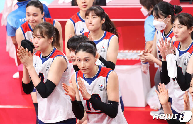 Kim Yeon-koung, Oh Ji-young, Yeom Hye-sun, Kim Hee-jin, Lee So-young, Ahn Hye-jin and Park Eun-jin of the womens volleyball team, who gave hope and impression to the people through passion and passion that they did not give up in 2020 Tokyo Organizing Committee of the Olympic andThe entertainment, in which a large number of womens volleyball team players appear, is actually Running Man for the first time, and the production team is preparing a special feature for the limited meeting between Running Man members and national team players.Immediately after the 2020 Tokyo Organizing Committee of the Olympic and, various portals and online communities were flooded with requests for Running Man by national players, and the meeting between the womens volleyball team and Running Man was finalized.Running Man, which will be a meeting of the past level that can not be seen in any entertainment, and Race of the womens volleyball team will be broadcasted at the end of September, recording on the 13th immediately after 2021 Uijeongbu and Dodram Cup professional volleyball tournament.