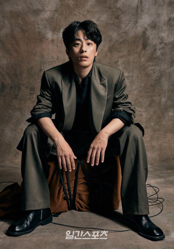 Actor Koo Kyo-hwan attended the Netflix D.P. media interview on the 2nd, and has photo time.D.P. (director Han Joon-hee) is a group of deportation arrests that catch deserters (D.P.)Junho and Ho-yeol chased those who had various stories and faced the reality that they did not know before. Seo-in, Koo Kyo-hwan, Kim Sung-gyun and Son Seok-gu performed.