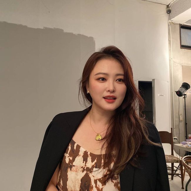 Gag woman Sim Jin-hwa has revealed the recent situation in which her face became half in a month after the food poisoning incident of Kimbap house.Wonhyo Kim released a picture of Sim Jin-hwa with a hashtag called Nakko on his instagram on the 2nd.Sim Jin-hwa in the photo shows off her beauty, which is not awkward even if she is an actress, creating an actress atmosphere, including an elegantly swept hairstyle and a veiled jawline.It is only about a month since the daily life of Sim Jin-hwa was revealed.Wonhyo Kim and Sim Jin-hwa apologized for the food poisoning case of Kimbap on the 6th of last month and temporarily suspended SNS activities.The Kimbap house food poisoning incident is a group food poisoning incident that occurred at a franchise Kimbap house in Gyeonggi Province.Some 200 patients have been diagnosed with food poisoning, and some netizens have been asked for moral responsibility because Sim Jin-hwa and Wonhyo Kim have been promoting the Kimbab house at other branches of the franchise.Wonhyo Kim and Sim Jin-hwa said, We sincerely apologize as people we are together.I sincerely hope and pray that the sick people will be able to recover as soon as possible. Some people ask about their relationship with a specific store, but now the recovery of those who are sick and damaged is the first.I hope that everyone who has been harmed once again will be well received. We were very careful that many of the store owners of other stores would be harmed by our official actions.I apologize for the delay in the apology.Wonhyo Kim and Sim Jin-hwa, who have temporarily suspended SNS activities since then, have recently started SNS activities again.Among them, Wonhyo Kim is making headlines on the day of the photo of Lyn Sim Jin-hwa.Especially, the figure of Sim Jin-hwa, whose face is half, is the fifth wife of Wonhyo Kim.Sim Jin-hwa and Wonhyo Kim have previously appeared on KBS2 Problem Sons in Rooftop Room and talked about diet.Sim Jin-hwa said, It was 46kg when I was marriage. That is my first wife, and my second wife is 28kg.The third wife took 22kg and lost nearly 20kg now. Now she is the fourth wife. Wonhyo Kim is waiting for the fifth wife. Meanwhile, Sim Jin-hwa and Wonhyo Kim marriage in 2011.
