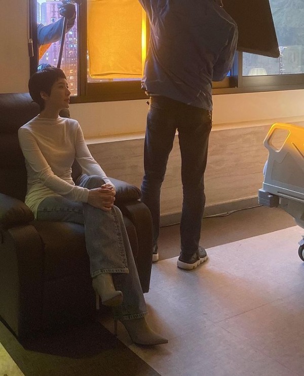 Actor Yoon Se-ah reveals short Hair styleOn the 2nd, Yoon Se-ah posted a picture on his SNS with an article entitled Experience does its part. Efforts leave a trace.In the photo, Yoon Se-ah is sitting on the couch in a white long-sleeved top and jeans, especially with a sudden short-sleeved Hair style, which attracted fans attention.In addition, even in a blurry picture taken from afar, a sleek jaw line and a presence-like nose create a doll-like visual.The netizens said, Actor Short Cuts?, The new Hair style is good, I do not have a head that does not fit, and September is also fighting.Currently, Yoon Se-ah is appearing in the TVN drama The Road: The Tragedy of One.