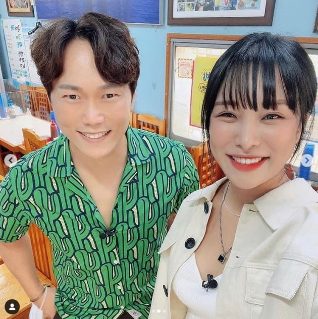 Actor Song Jin-woo told the daily routine.Song Jin-woo posted three photos on his Instagram on the 2nd, along with an article entitled Ive eaten Rainbap #RainBob #SeasonRain Season.In the public photos, Song Jin-woo, Rain and creator Lallal are taking selfies at restaurants.Meanwhile, Song Jin-woo is appearing on KBS2 Drama Police Class.Photo: Song Jin-woo SNS