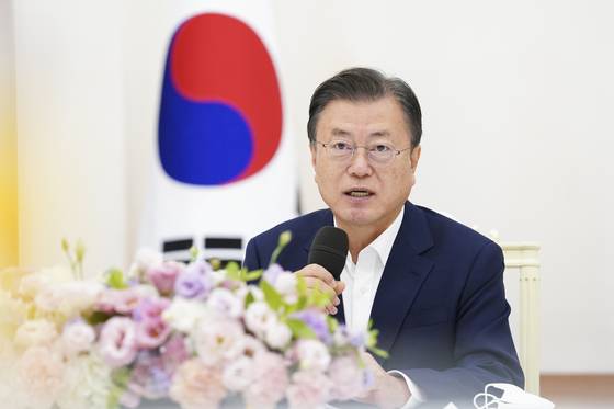 문재인 대통령이 3일 청와대에서 열린 국회의장단 및 상임위원장단 초청 오찬간담회에서 발언하고 있다. 뉴스1