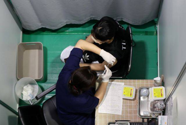 3일 오후 서울 서대문구 북아현문화체육센터에서 한 시민이 백신 접종을 받고 있다. 뉴시스