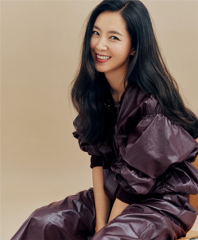 An interview with actor Han Chae-ah has been released.On September 3, Han Chae-ahs agency Never Die Entertainment unveiled a picture of Han Chae-ah, who boasted overwhelming visuals, adorning the cover of the September issue of the monthly magazine Sunday Seoul.Han Chae-ah, in the public picture, has a variety of costumes that feel the scent of autumn. Above all, he has a variety of facial expressions and poses and has digested the main concept of retro sensibility.Wearing a jumpsuit in autumn color to complete a comfortable yet girl crushing styling, and wearing a burgundy color beret to show a girl-like image at the same time as urban sophistication.I feel relaxed in Han Chae-ahs smile in the picture.In an interview after the photo shoot, Han Chae-ah said, I am doing the Acting again after the Parenting.I want to act various characters and I will do it anytime when a character wants to challenge rather than the weight of the role.I do not have much left this year, but I think I will meet a good work. Han Chae-ah is anticipating the return of the house theater for four years through KBS 2TV new drama Wind Moe, and expectations are gathering for his presence as an actor.Meanwhile, more pictures and interviews by Han Chae-ah can be found in the September issue of Sunday Seoul.