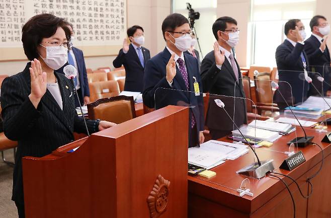 지난해 10월 당시 추미애 법무부장관이 국회 법사위 법무부 국정감사에서 선서를 한 모습. 박종민 기자
