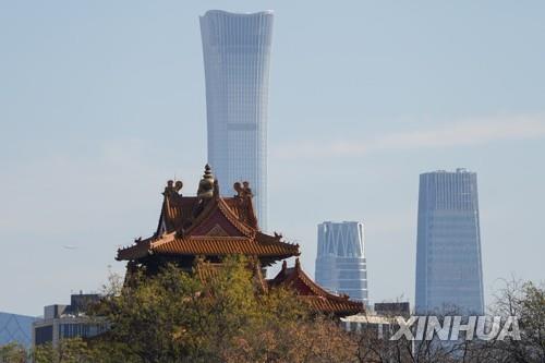 자금성 건물 너머로 보이는 베이징의 고층빌딩들 [신화=연합뉴스 자료사진]
