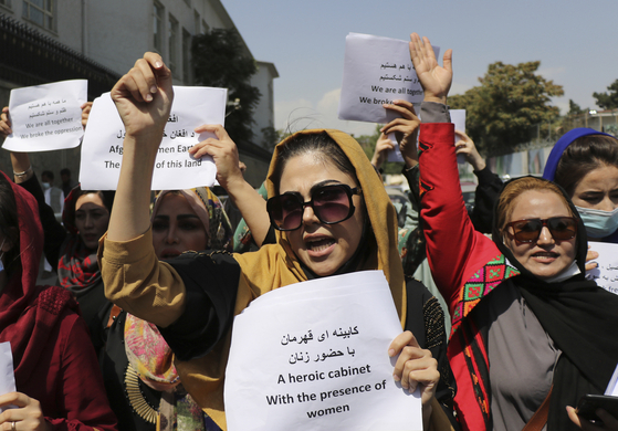 3일(현지시간) 아프가니스탄 카불에서 여성들이 탈레반 정권하에서 자신들의 권리를 요구하기 위해 모여 항의 시위를 하고 있다. [AP=연합뉴스]