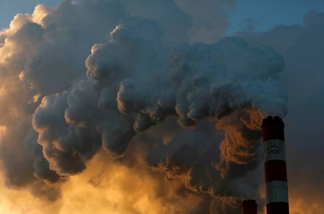 폴란드의 한 석탄 발전소에서 연기와 증기가 뿜어져 나오는 모습. 로이터=연합뉴스