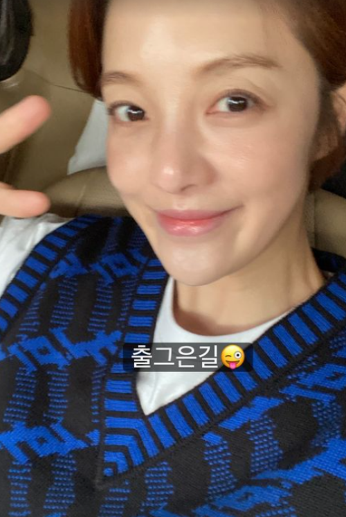 Actor Hwang Bo Ra shows off flawless SkinsOn the 5th, Hwang Bo Ra uploaded a picture to his Instagram story with an article entitled Jugg Eun Gil.In the photo, there was a picture of Hwang Bo Ra, who is moving somewhere in a car wearing a knit best on a white T-shirt.In particular, Hwang Bo Ra boasts a smooth Skins without any blemishes even in the absence of a toilet, and his beauty shines even in a slightly shaken photo.Meanwhile, Hwang Bo Ra has been in public love for seven years with Cha Hyeon-woo, son of Actor Kim Yong-gun and his younger brother Ha Jung-woo since 2013.Hwang Bo Ra SNS