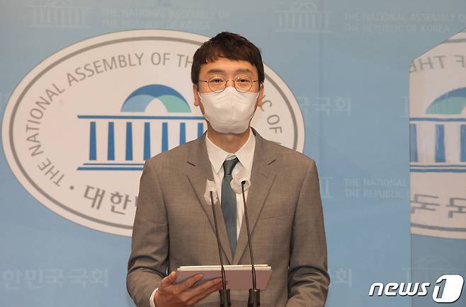 김웅 국민의힘 의원이 9일 오전 국회 소통관에서 국민의힘 유승민 대통령예비후보 캠프 대변인단 명단을 발표하고 있다. 2021.8.9/뉴스1 © News1 오대일 기자