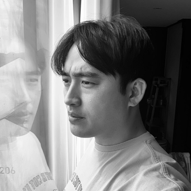 Actor Jung Sung-Yoon showed off his warm visualsJung Sung-Yoon posted a picture on his Instagram on the 6th with an article entitled Lets start ... Housework.The photo shows Jung Sung-Yoon, who has a neatly shaved beard, and the side of Jung Sung-Yoon staring out the window with a serious expression is admirable.Meanwhile, Jung Sung-Yoon married gag woman Kim Mi-Ryeo in 2013 and has one male and one female.The two are appearing on KBS 2TV Saving Men 2.