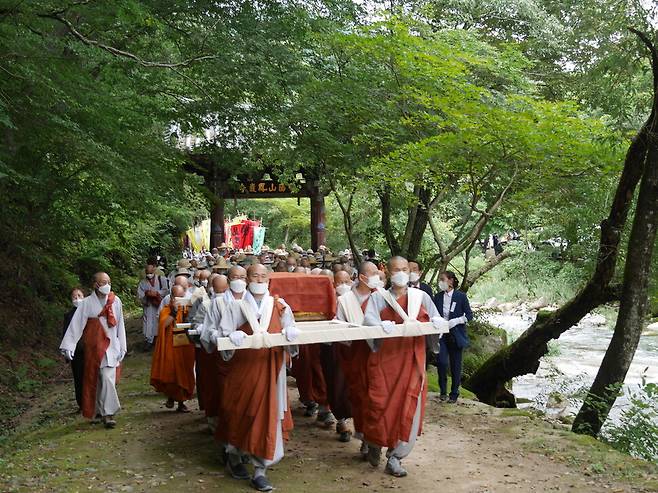 9월2일 경북 문경 봉암사에서 고우 스님의 영결식이 끝난뒤 법구를 다비장으로 이운하고 있다. 사진 조현 기자