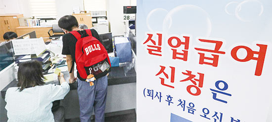 정부가 고용보험료 인상을 추진하는 가운데 9월 1일 서울 마포구에 위치한 서울서부 고용복지플러스센터 실업급여 창구를 찾은 시민들이 상담을 받기 위해 기다리고 있다. <박영기 기자>