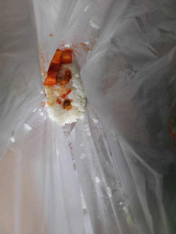 지난 5일 페이스북 코뮤니티 ‘육군훈련소 대신 전해드립니다’에 올라온, 과학화전투훈련(KCTC) 기간중 육군 5사단에 5차례 제공된 비닐봉지에 싸인 맨밥과 김치 반찬. 육군은 야전취사만 가능한 상황에서 일부 부대에 추가찬 배식이 부족했다고 사과했다.‘ 육군훈련소 대신 전해드립니다’ 캡처