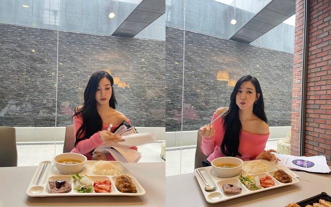 Tiffany Young has told us about the pretty recent situation.On the 6th, Tiffany Young posted several photos on his Instagram with an article entitled Before eating.In the photo, Tiffany Young is enjoying a meal with Girls Planet 999 script next to him.He showed off his loveliness charm with a pink off-shoulder knit.Tiffany Young also showed a superior percentage with full-body shots, revealing the maturity of the farm.Fans cheered with comments such as Whats wrong with beauty, Tiffany The Master, and Its so cool.Meanwhile, Tiffany Young is appearing as The Master on Mnet Girls Planet 999: Girls Daejeon.