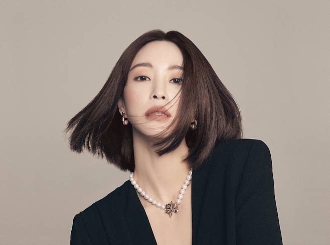 On the morning of the 6th, Han Ye-seul posted a picture on his instagram without any explanation.The photo shows Han Ye-seul, who cut his long straight hair with a short hair, staring at the camera with a dotted expression.Fans were acclaimed for his appearance, which showed off his old innocence and other alluringness.Han Ye-seul, who was born in 1981 and is 40 years old, debuted as a supermodel in 2001 and has been openly devoted to Boy friends, who are 10 years younger than last May.Photo: Han Ye-seul Instagram