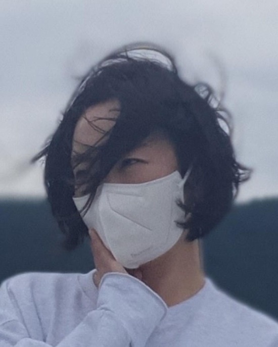Jung Kyoung Mi posted a picture on his Instagram on the 6th with an article entitled Its been a long time since you have been reading a picture.Jung Kyoung Mi in the public photo shows Hermagor-Presseger See posing in the sea breeze.The head is messy due to the strong wind and the expression of Jung Kyoung Mi, who is struggling, makes a smile.Meanwhile, Jung Kyong Mi married Yoon Hyeong-bin and has one male and one female.Photo: Jung Kyong Mi Instagram