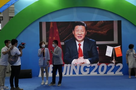 시진핑 중국 국가주석이 지난 2일 밤 중국국제서비스무역교역회(CIFTIS) 개막식 축사를 통해 베이징증권거래소 설립 계획을 발표하고 있다.  사진=AP