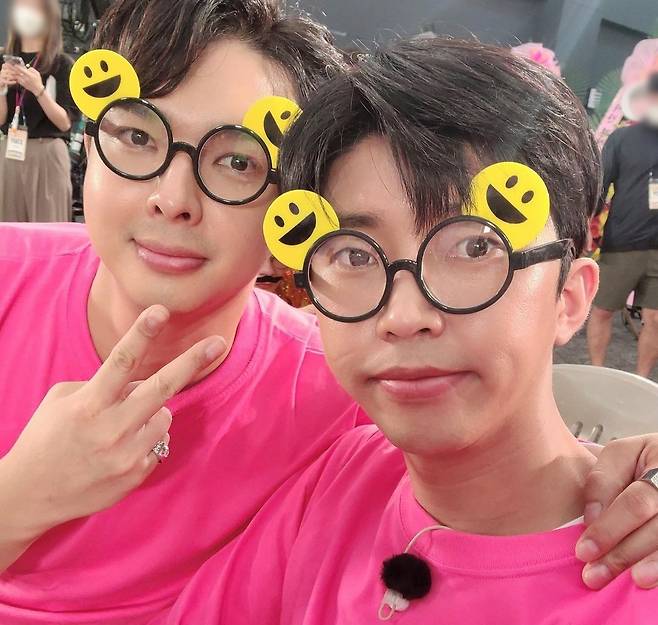 Singer Ryuji mine revealed a warm friendship with Lim Young-woong.On the 7th, Ryuji mine posted a picture on his Instagram with an article entitled Ill meet you with Woong and I will meet you.Inside the picture is a picture of Lim Young-woong, Ryuji mine wearing a pink T-shirt and cute smile glasses.Ryuji mine boasted a Handsome visual, and Lim Young-woong caught the eye with cuteness that seemed to tear up the comic.In particular, Lim Young-woong shook his fanship with a smile of a playful smile.Fans cheered with comments such as You are so cool, Two shots of the snow, Real smile glasses and I am expecting tomorrow.On the other hand, Ryuji mine will appear on TV Chosun Pongpung Academic Hall which will be broadcast on the 8th with Lim Young-woong.