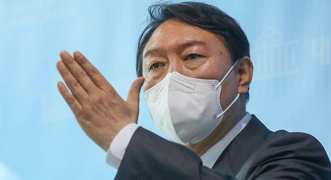 국민의힘 대선 경선 후보인 윤석열 전 검찰총장이 8일 오후 국회 소통관에서 긴급 기자회견을 열어 최근 불거진 ‘고발 사주’ 의혹에 대한 입장을 밝히고 있다. 그는 이날 회견에서 “이런 정치공작, 제가 그렇게 무섭나?”라며 격앙된 모습을 보였다. 공동취재사진